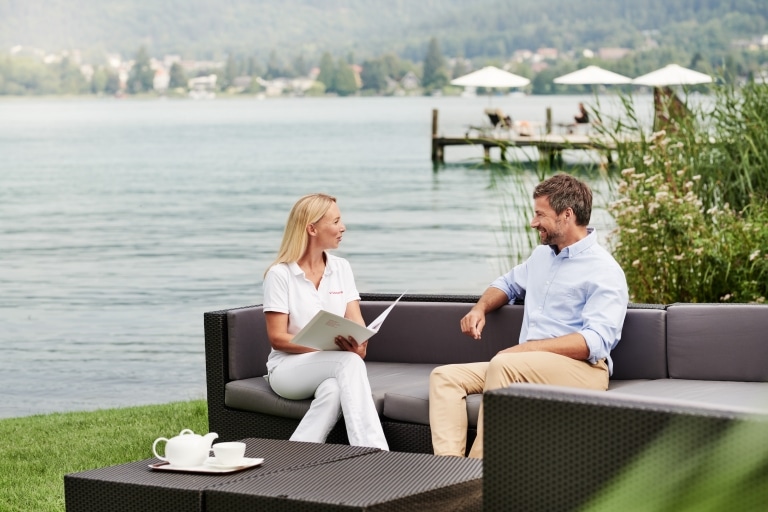 Man having consultation with a Vivamayr Doctor at the lake