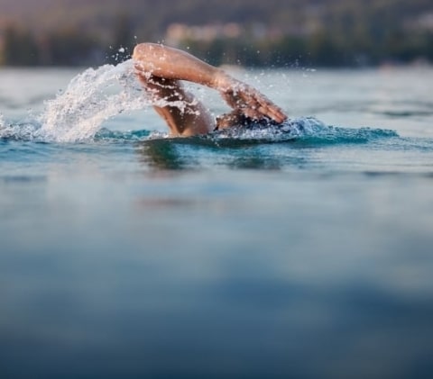 Man swimming sporty in lake